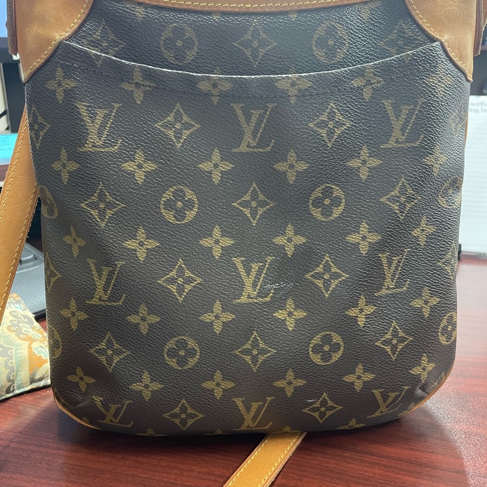Authentic Louis Vuitton Odeon PM crossbody handbag
11x10x2, 21 inch strap